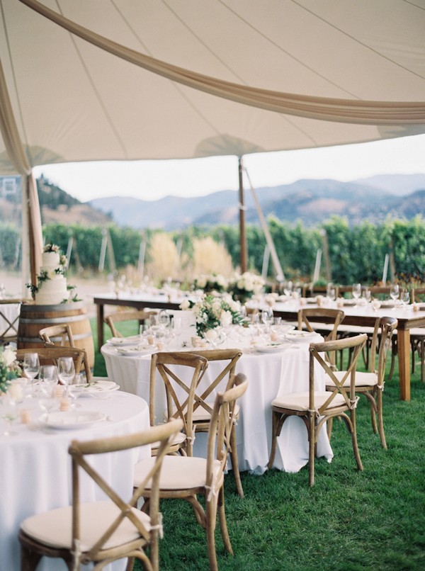 chic wedding reception table arrangement ideas for a tented wedding