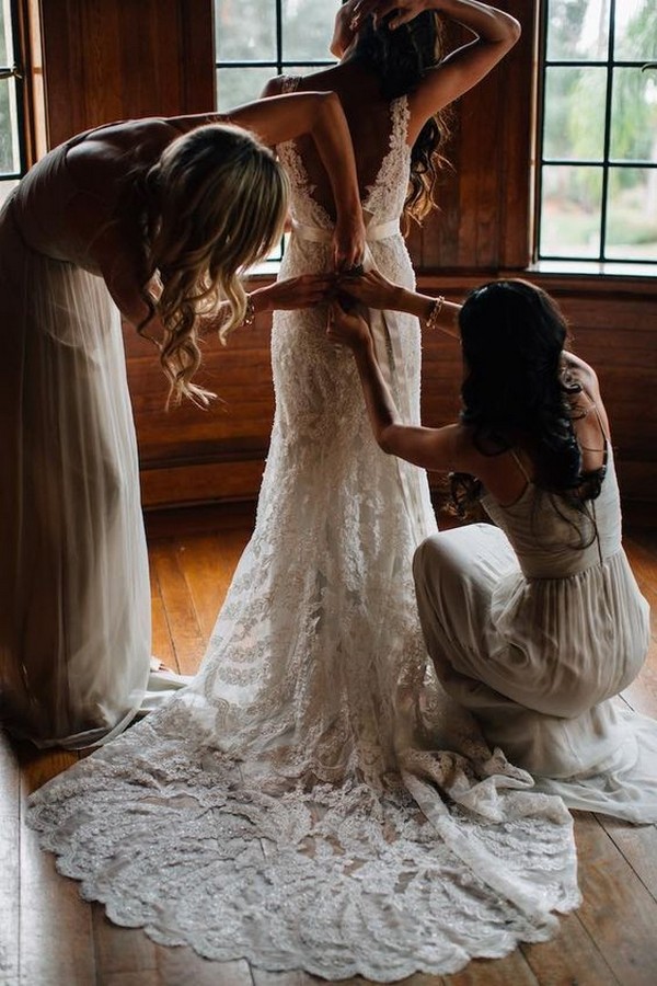getting ready wedding photo ideas with bridesmaids