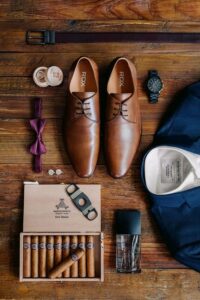 18 Must Have Getting Ready Wedding Photo Ideas for Groom and Groomsmen