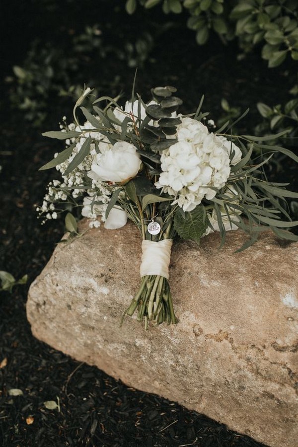 white and greenery wedding bouquet ideas