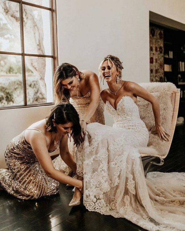 wedding getting ready photo ideas with bridesmaids
