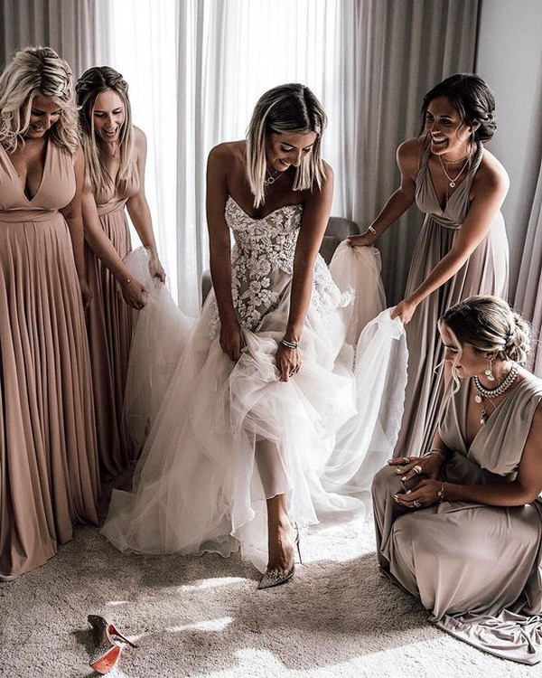 wedding photo ideas with bridesmaids getting ready