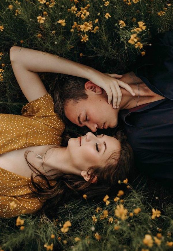 Ideas for a relaxed engagement session with closed eyes