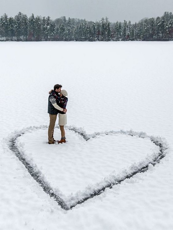 Frozen heart winter engagement photo ideas