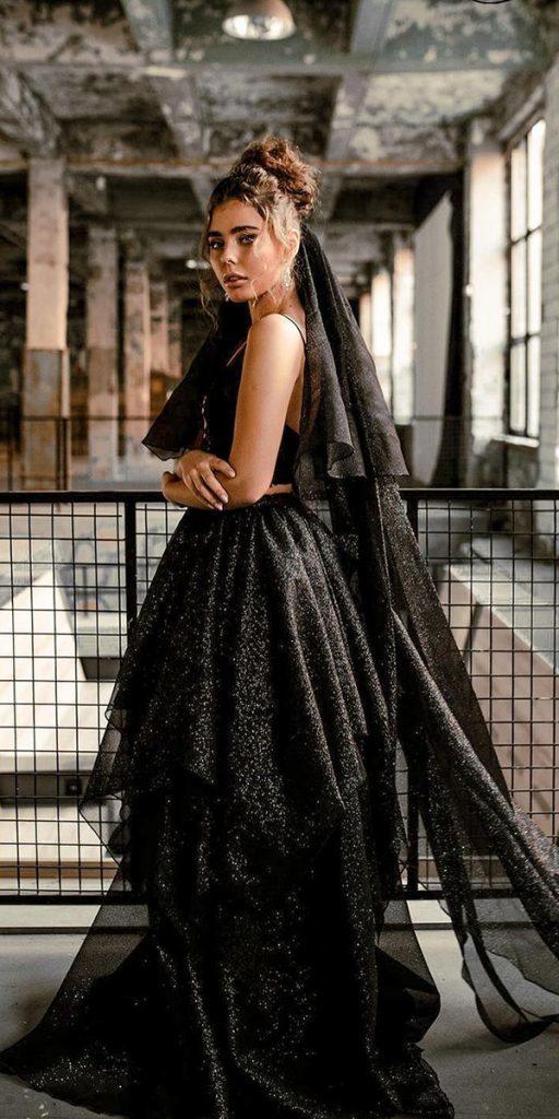 For a bride who wants to dazzle and shine on her wedding day, this black glitter wedding dress with a flowing veil evokes starry nights and wonderful romance.