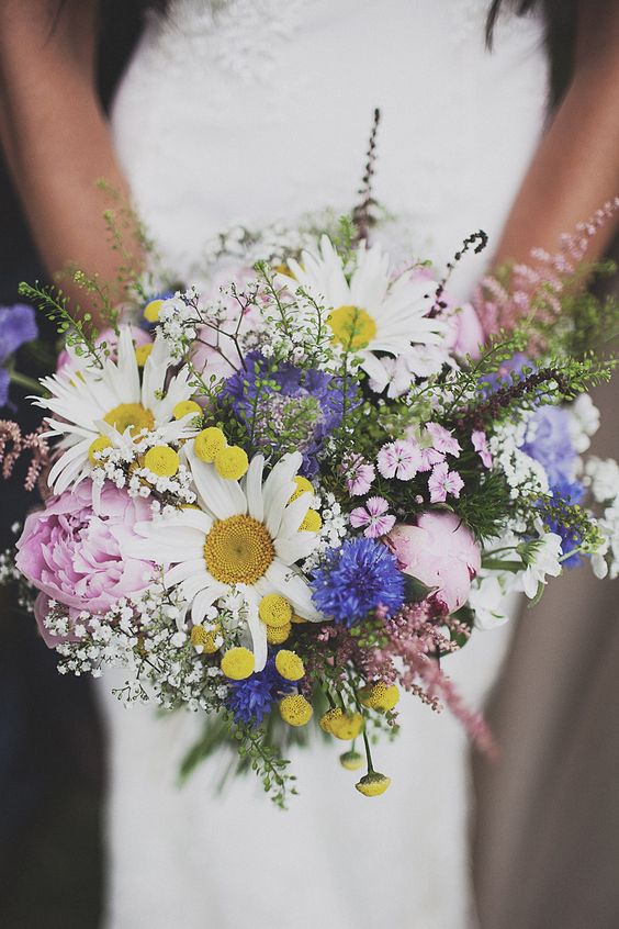 Effortless Ideas To Use Chamomile Daisy In Your Wedding 18
