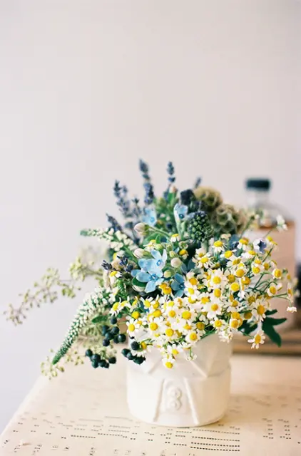 Effortless Ideas To Use Chamomile Daisy In Your Wedding 5