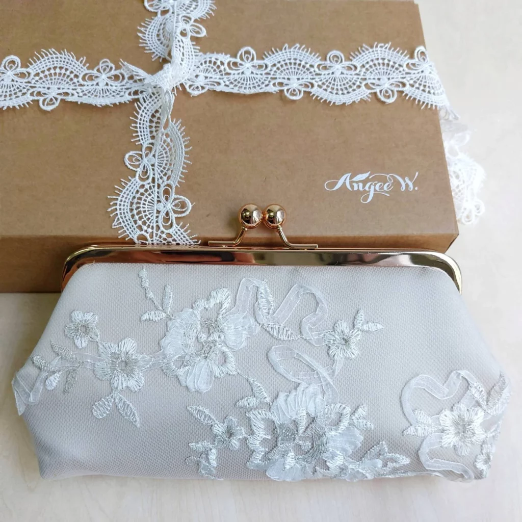 Beautiful Bridal Clutches to Carry on Your Big Day17