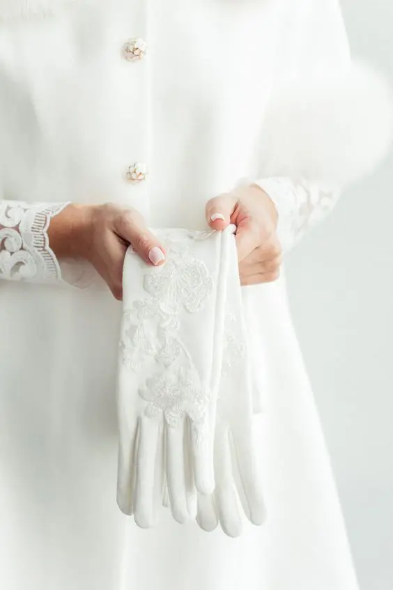 Gorgeous Bridal Gloves For Fall And Winter 28