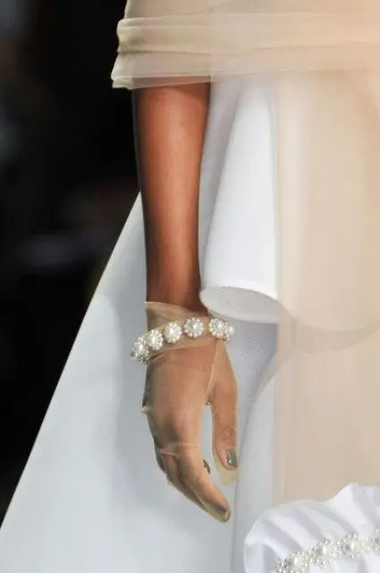 Gorgeous Bridal Gloves For Fall And Winter 29