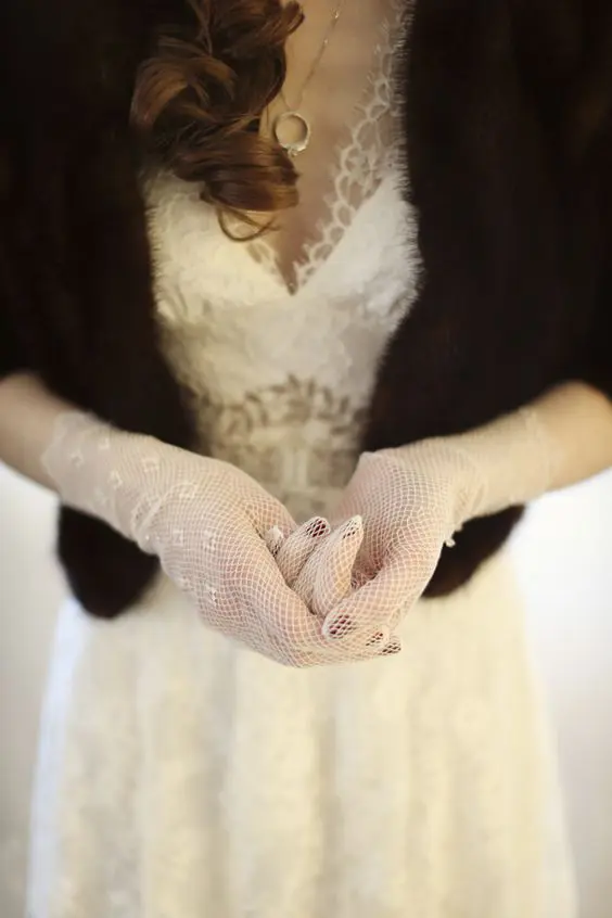 Gorgeous Bridal Gloves For Fall And Winter 30