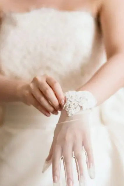 Gorgeous Bridal Gloves For Fall And Winter 32