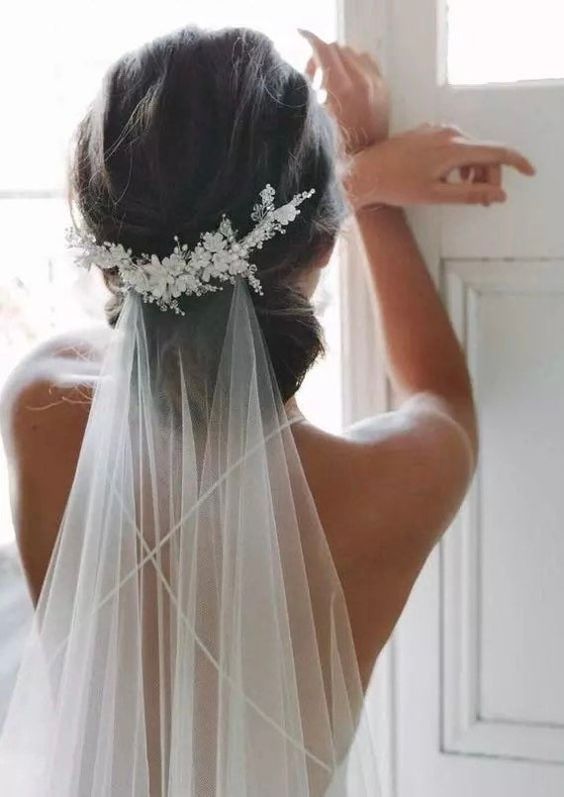 10 Must Have Bridal Accessories For Your Wedding Day flowers bridal veil