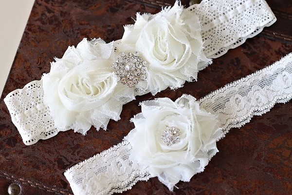 10 Must Have Bridal Accessories For Your Wedding Day garter 2