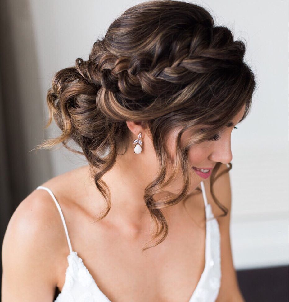 This wedding hairstyle for medium hair works best with freshly washed hair, as it allows for better hold and texture.