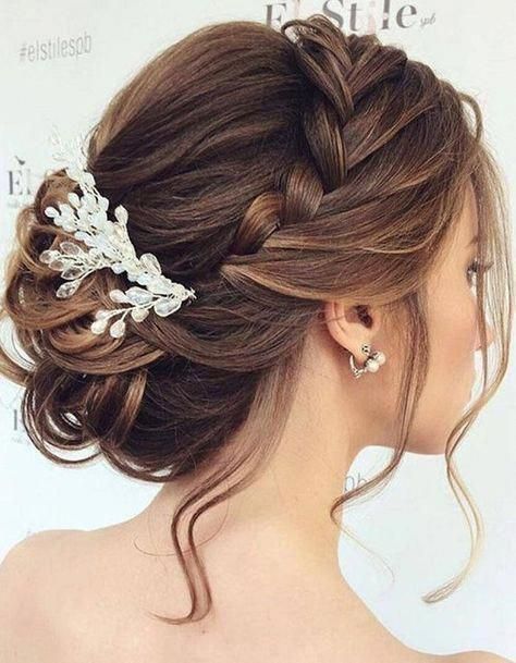 You can also opt for a side-swept French braid for medium hair for a more relaxed and effortless look, perfect for a beach or outdoor wedding.