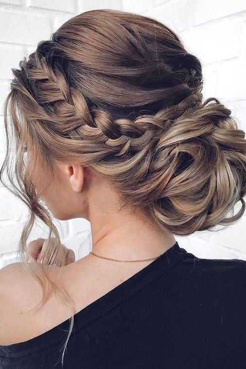 This medium length wedding hairstyle is also great for bridesmaids, as it can be easily customized to suit different hair types and lengths.