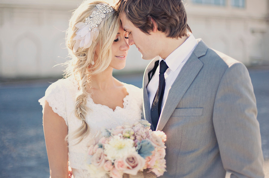 A loose braid wedding hairstyle for medium hair is a perfect idea for an effortless and romantic look.