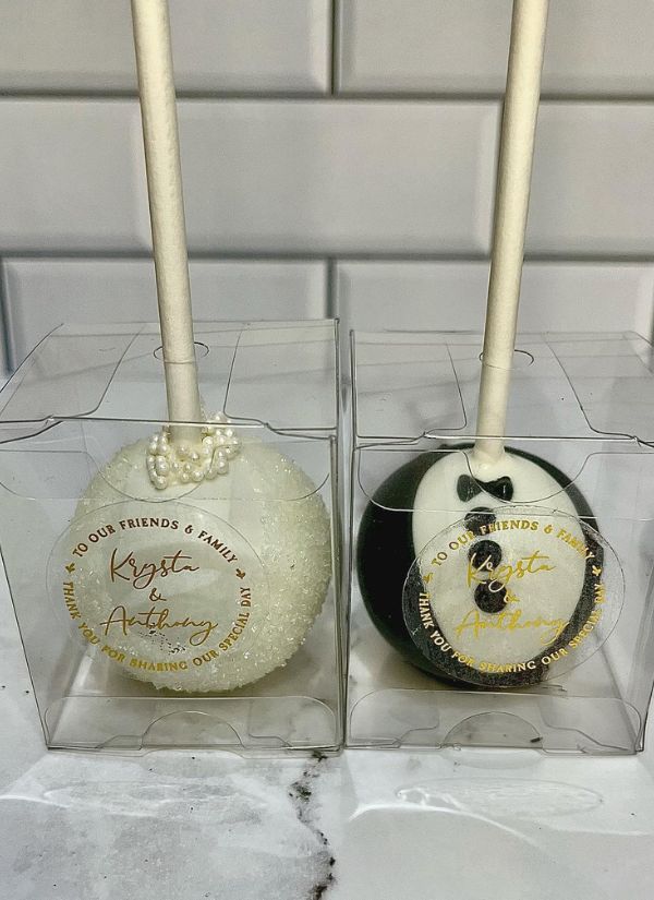 How cute and thoughtful to provide cake pops as wedding favors to guests.