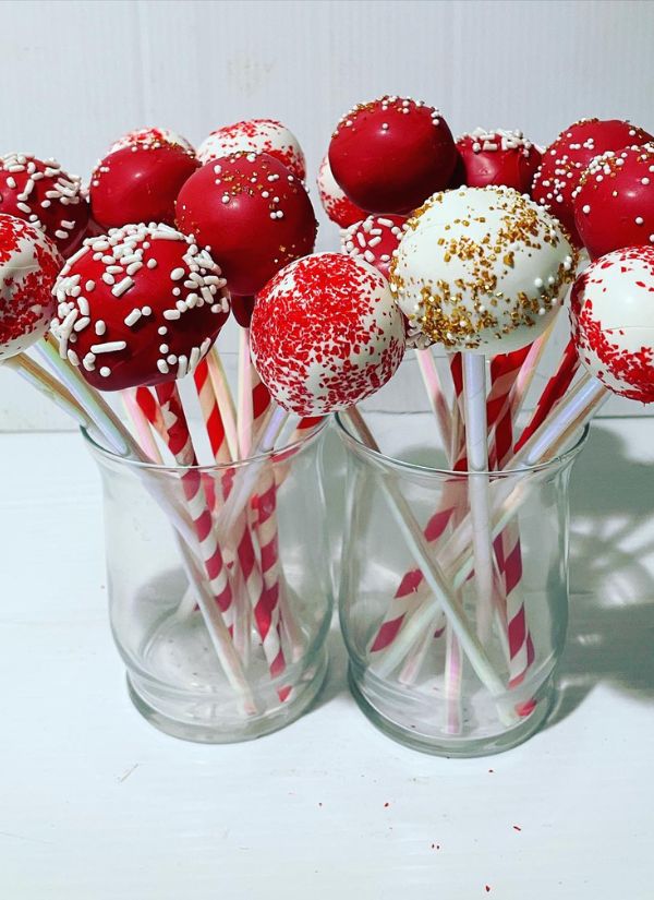 I like these cake pops decorated for Christmas weddings, and no wedding cake pop is complete without sprinkles.
