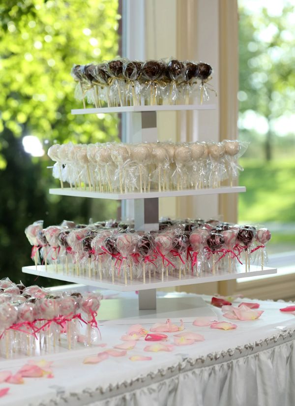 The ideal wedding favor for guests to take home is cake pops.