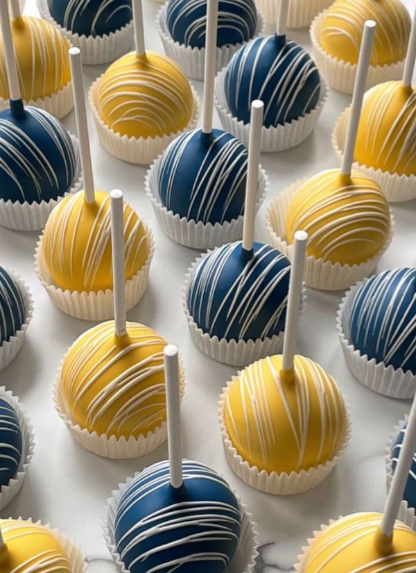 These blue and gold wedding cake pops are a beautiful way to add a dash of color to your summer wedding.