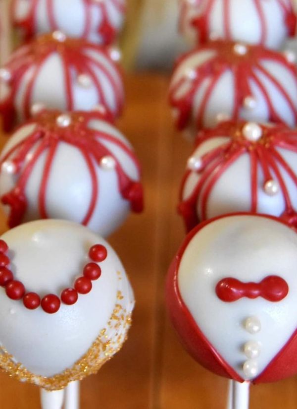 These candy cake pops with a Christmas motif are just what you need for a festivity.