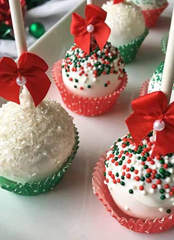 These delightful Christmas wedding cake pops are a great way to celebrate your upcoming wedding.