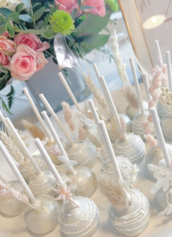 These floral cake pops are simple but really quite elegant and they would be wonderful for a spring wedding.