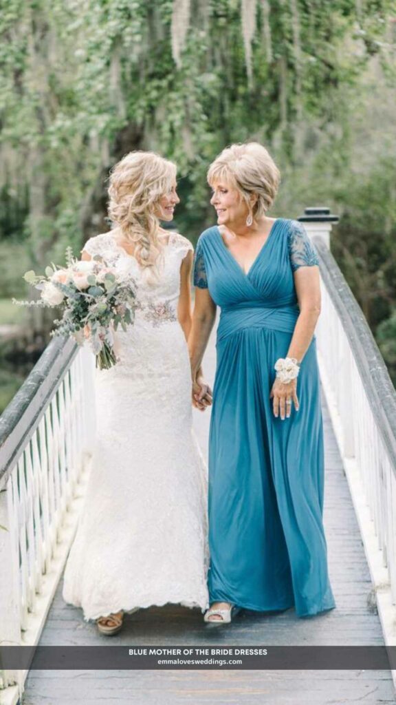 This mother of the bride dress in an elegant shade of blue is both easy to wear and chic.