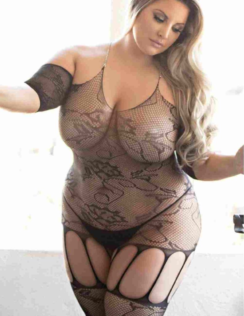 Mid-length sleeves, front cutouts, and an all-over pattern layered above the fishnet fabric make this plus-size lingerie set perfect for Valentine's Day.