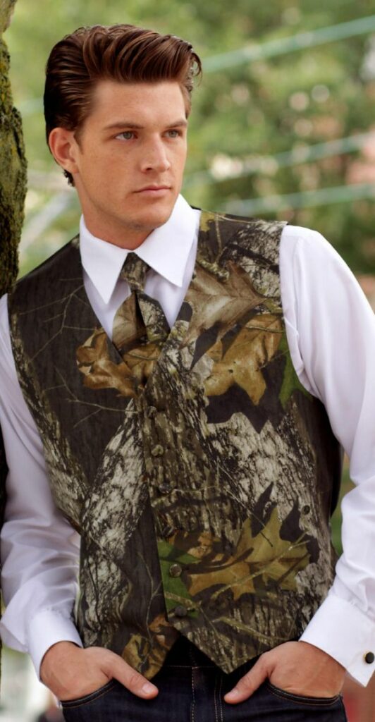 This camouflage vest and tie set for the groom is perfect.