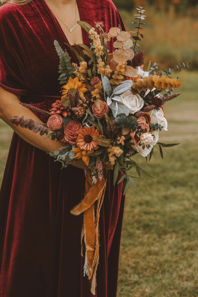 This wedding bouquet in the rustic style is ideal for a country or rustic wedding.