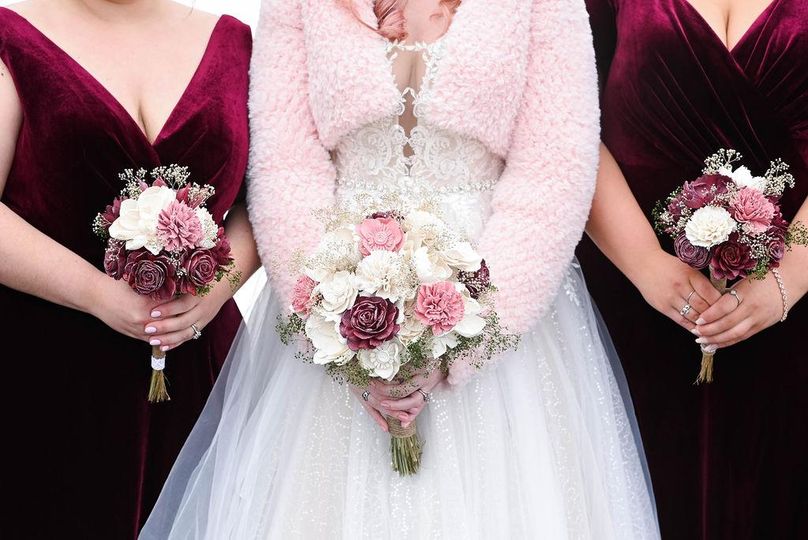 One of the most beautiful and elegant wedding bouquet colors is burgundy, blush, and white, which is ideal for weddings in the fall and winter.