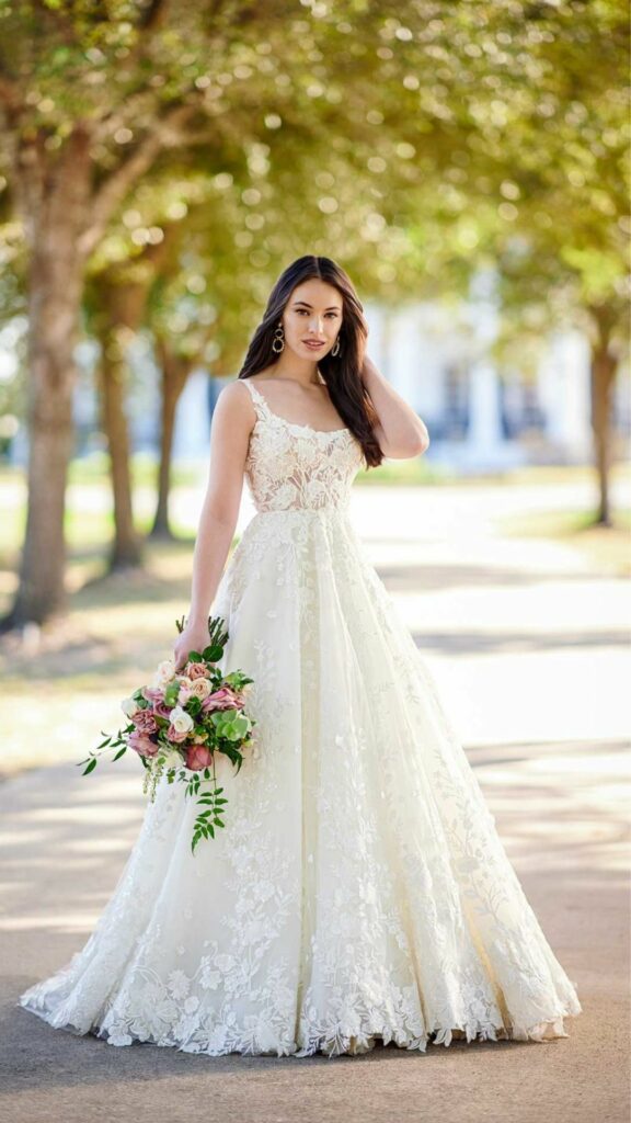 This A line lace scoop neck wedding dress by Martina Liana is a great choice for minimalist brides or those who like a more traditional style.