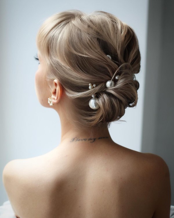 This baby bun is the perfect wedding hairstyle for your short thin hair.