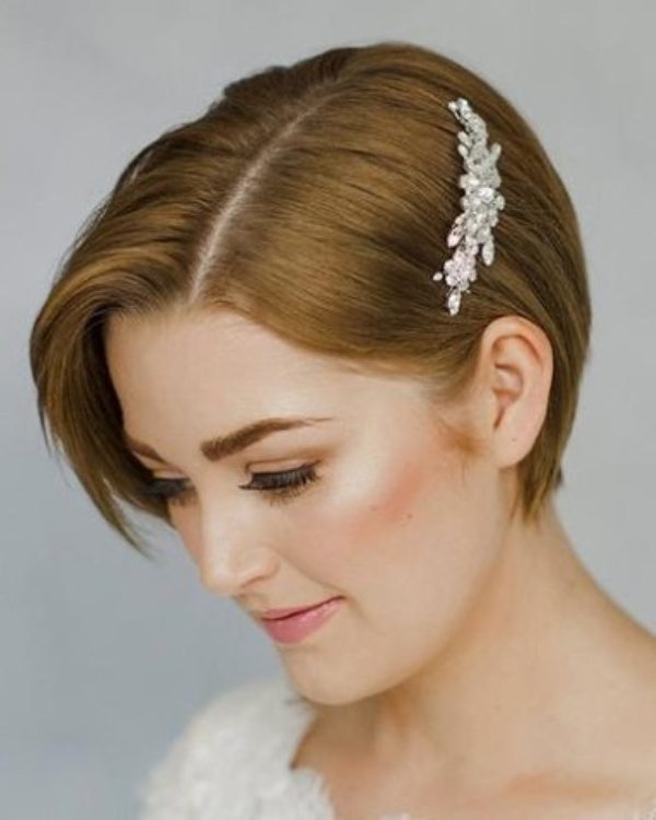 A short wedding hairstyle paired with a glamorous headpiece is a great way to channel classic Hollywood elegance on your big day