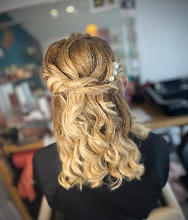 For a stylish look on the beach wedding, try this half up wedding hairstyle with medium-long hair.