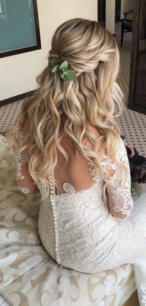 For rustic weddings,this half up wedding hairstyle for long hair is a stylish option.