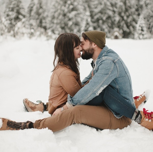 Go in a photo shoot that celebrates the charm and romance of the cold season by having it take place in a winter wonderland