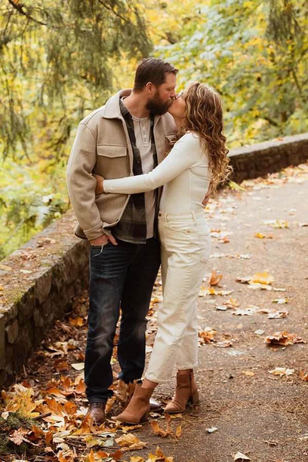 It's stylish to take some bright autumnal shots with your sweetheart while wearing all white and boots