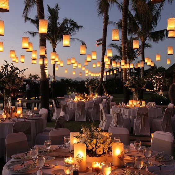 Paper lanterns centerpiece give this tropical wedding the perfect light and a golden glow