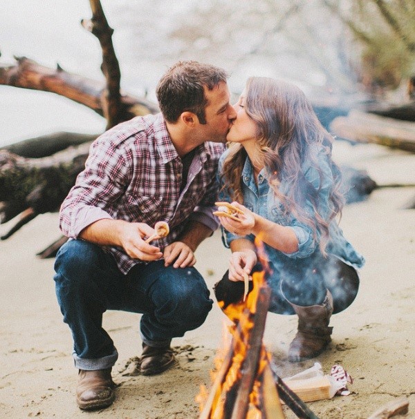 The campfire picture shoot is the cutest concept for an engagement portrait