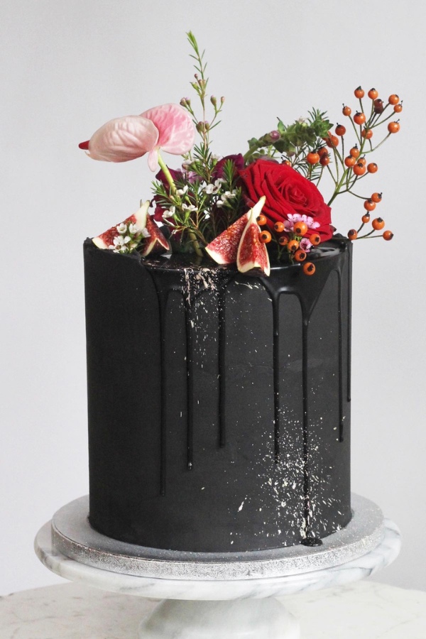 Your wedding will be more impressive with this one tiered red and black fig decorated wedding cake