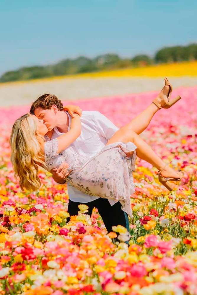 engagement photo outfit ideas perfect for summer or spring month