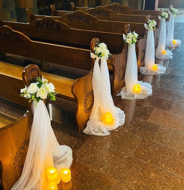 rustic church pew decorations with candles and flowers
