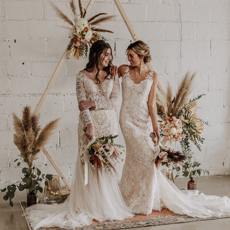 rustic boho wedding backdrop and bouquet ideas