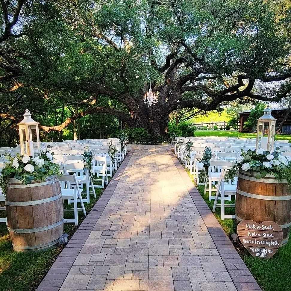 small wedding seating décor ideas with wooden barrels