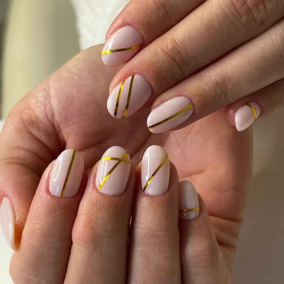 short and simple minimalist wedding nails ideas