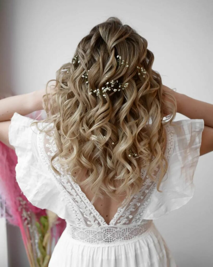 simple natural curl thin hair wedding hairstyle for rustic wedding